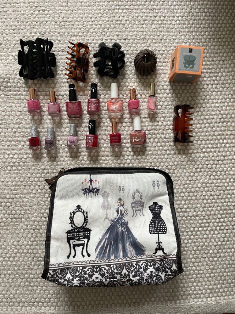 Nail varnish set with bag, hair clips and vanity tray