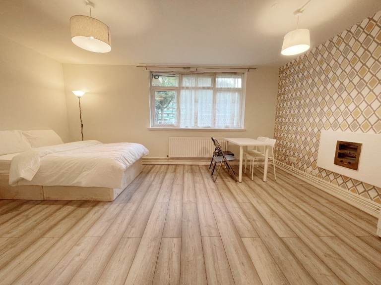 COMFORTABLE DOUBLE ROOM AVAILABLE IN NEW CROSS ⭐