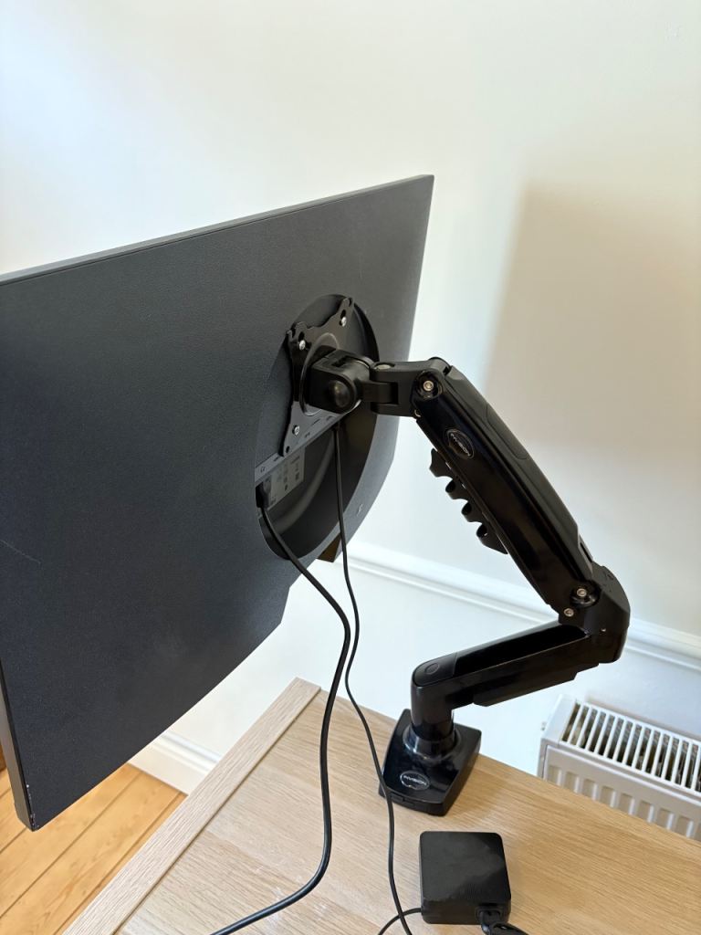 4K 28” Samsung Monitor and arm stand