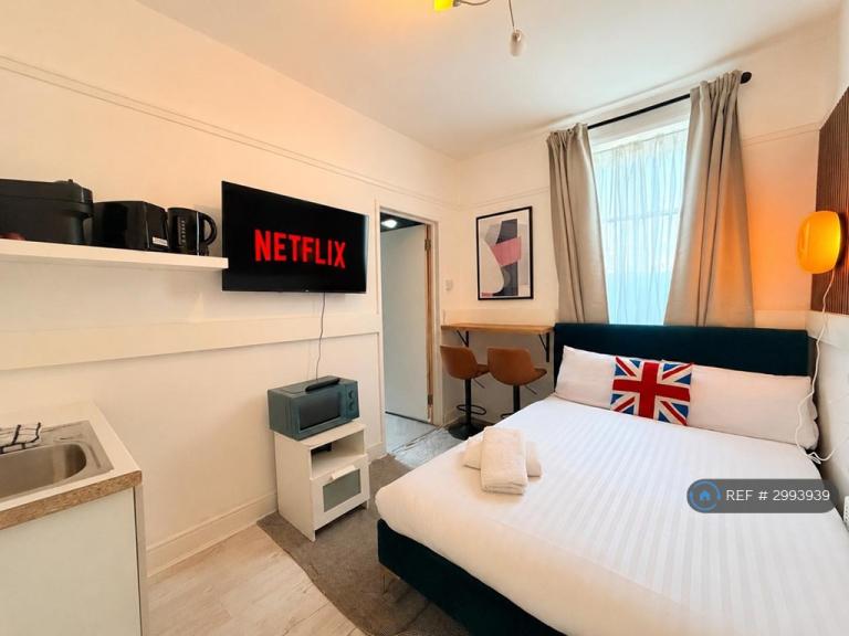 Studio flat in Holloway Road, London, N7 (#2993939)