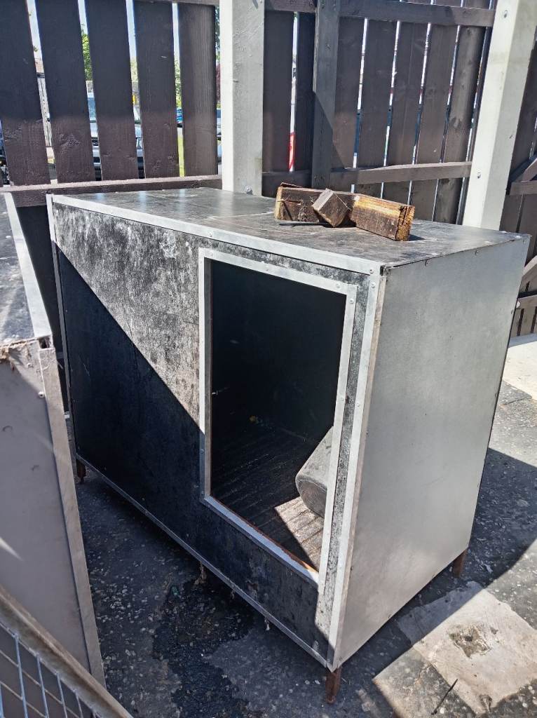 Sturdy Outdoor Dog Kennel / Insulated Pet Shelter