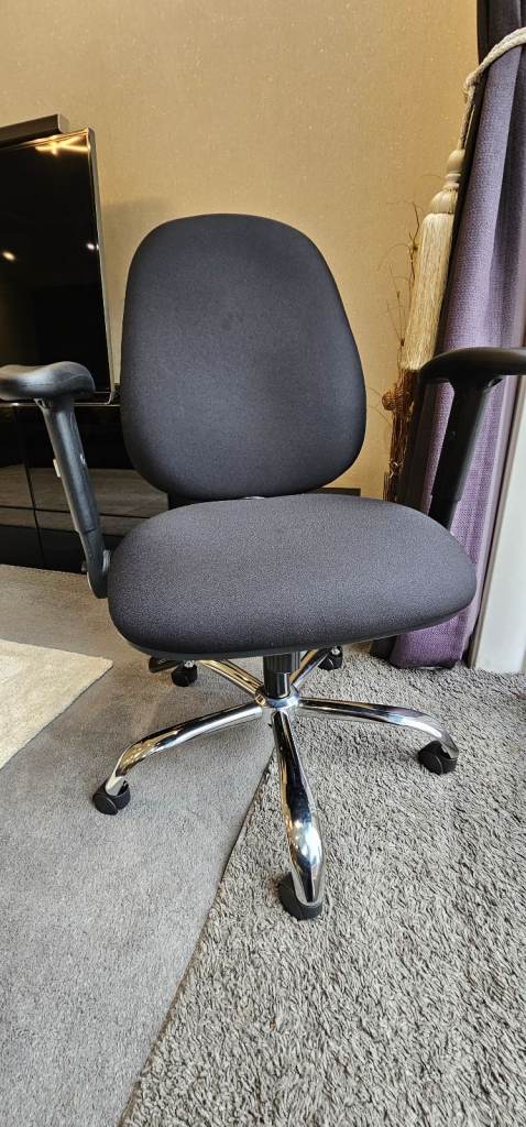 Brand new cushioned office chair in black