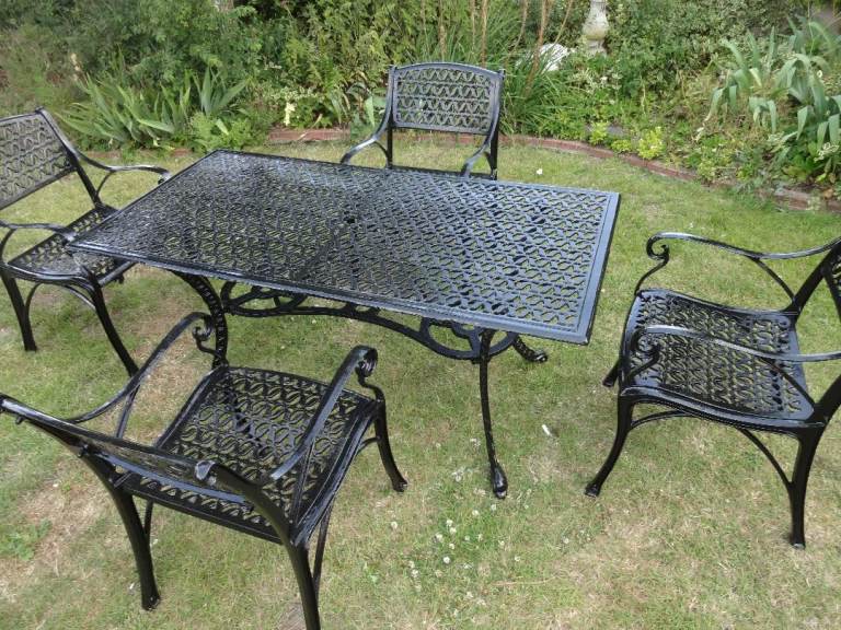 LARGE GARDEN FURNITURE SET ~~TABLE AND 4 CARVER CHAIRS ~~HEAVY CAST ALUMINIUM ~~~