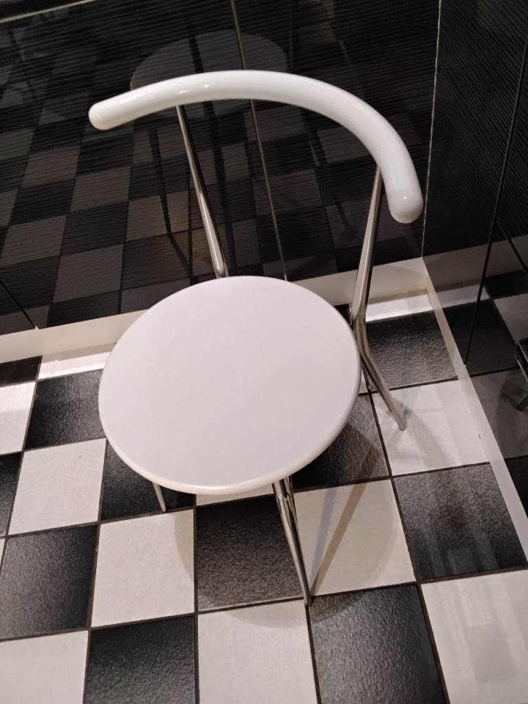 4 WHITE AND CHROME DINING CHAIRS