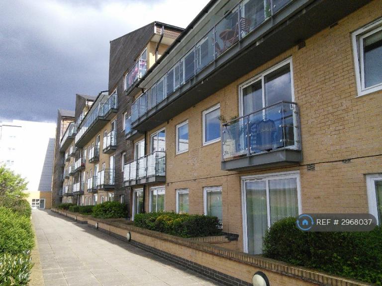 2 bedroom flat in Tillley Road, Feltham, TW13 (2 bed) (#2968037)