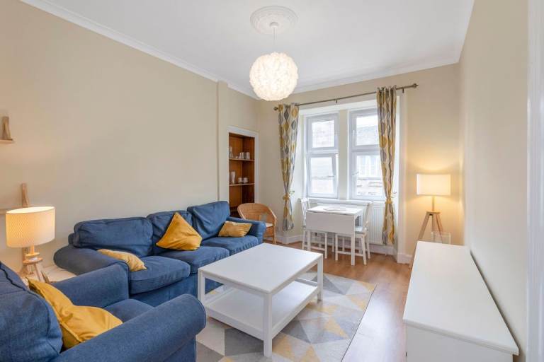 Beautifully presented, 1 bedroom, 3rd floor flat in Polwarth – available January