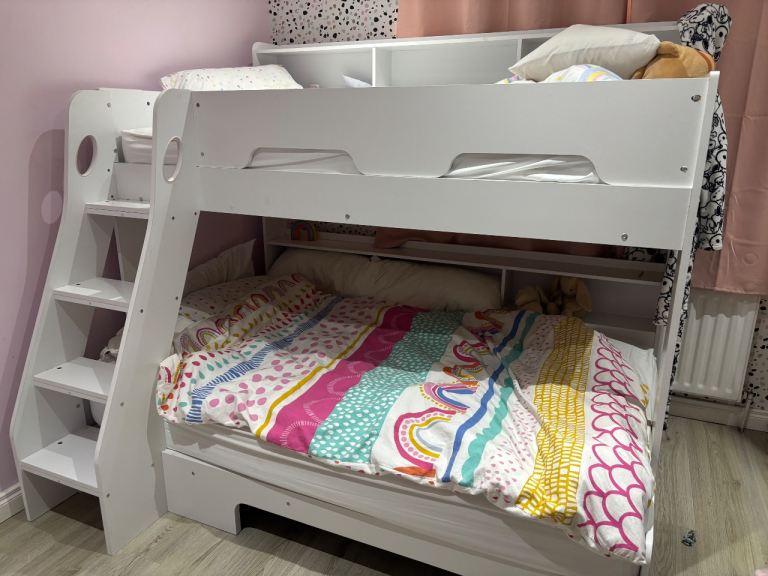 Triple bunk bed