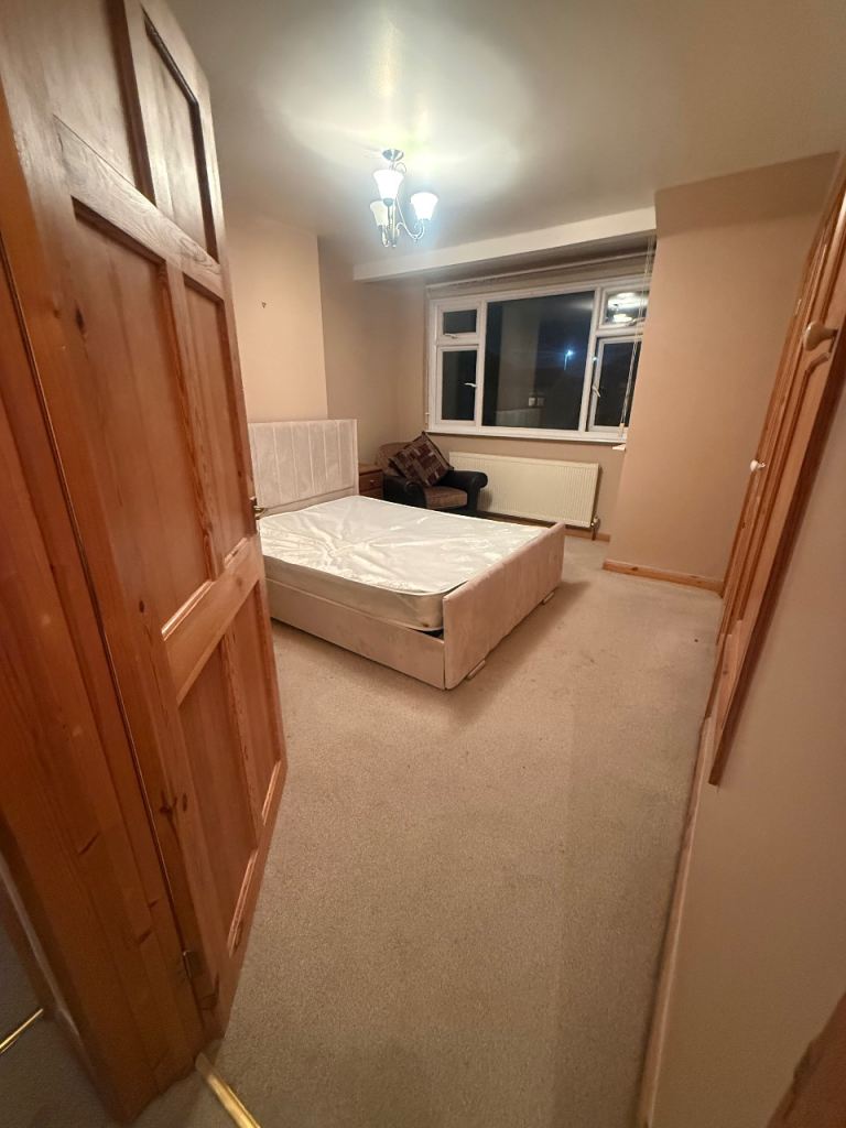 Large double room to rent 