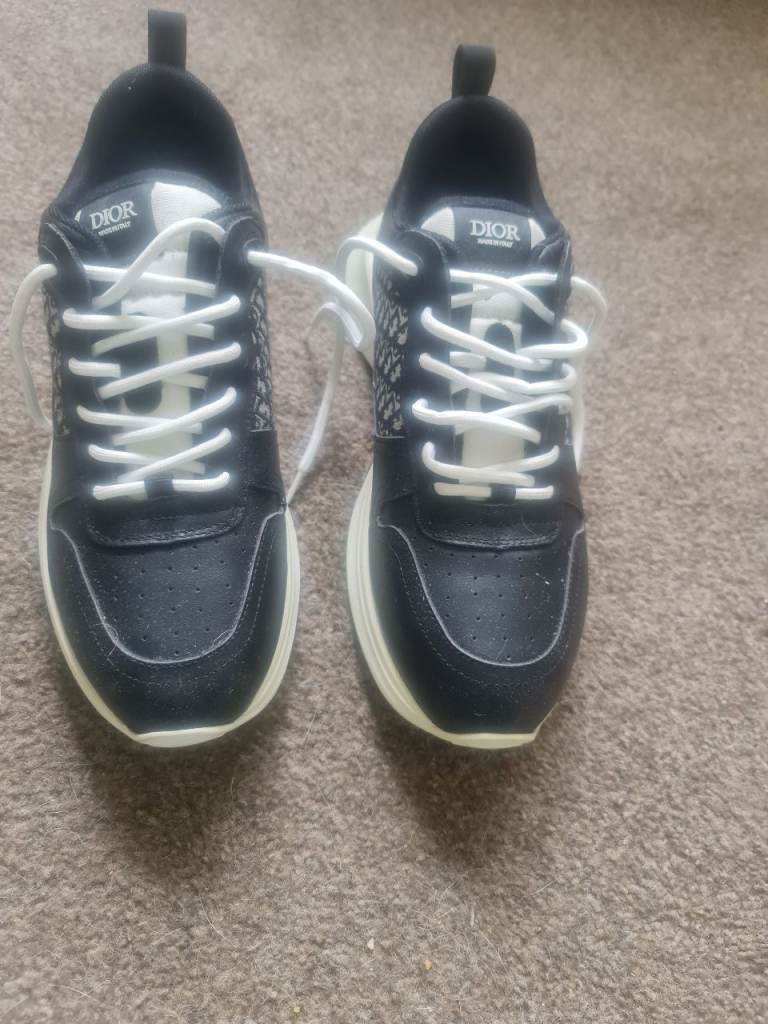 Men or boys trainers size 8 model DIOR 