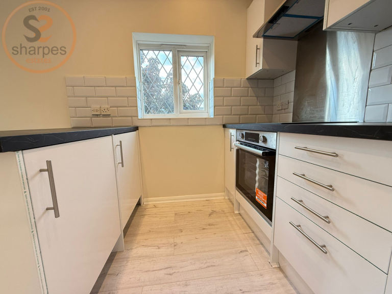 1 bedroom flat in Heathfield Drive, Mitcham, Surrey