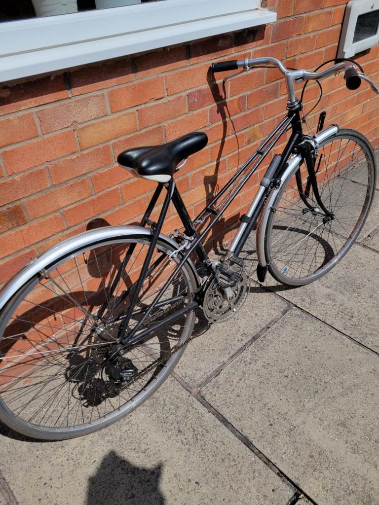 Ladies vintage mixte frame bike