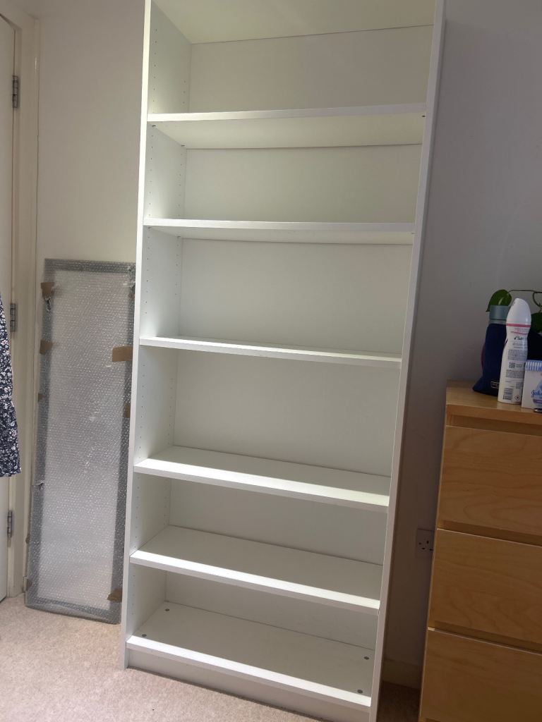 White Bookshelf with Adjustable Shelves – Good Condition