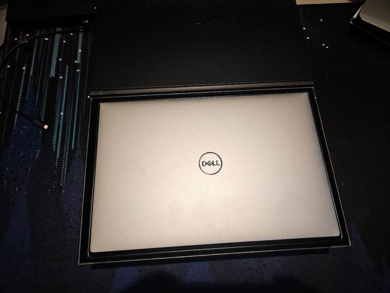 Dell XPS 9520 4k 1tb 32gb ram 3050Ti i7 12700H