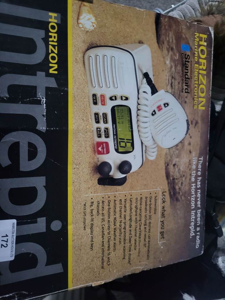 Marine radio, raymarine axiom 9 , raymarine st2000+ tiler prosine 1000 inverter