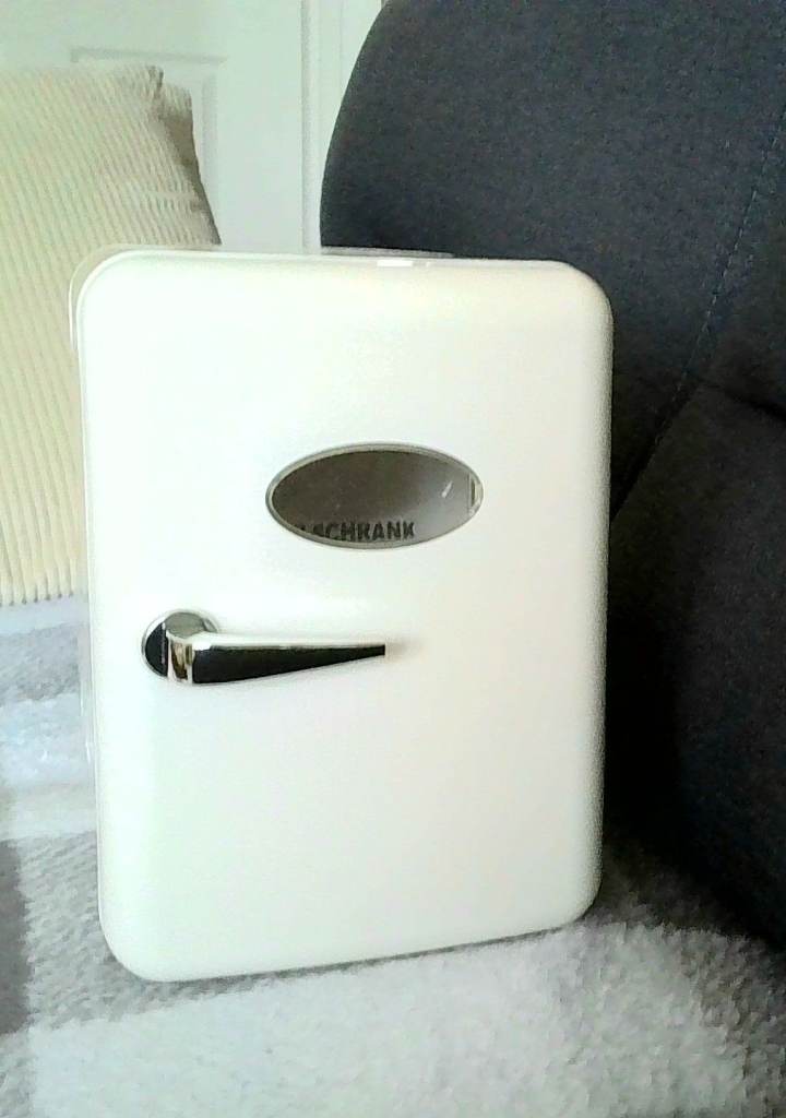 COMPACT FRIDGE, OMELETTE MAKER AND CROCKPOT