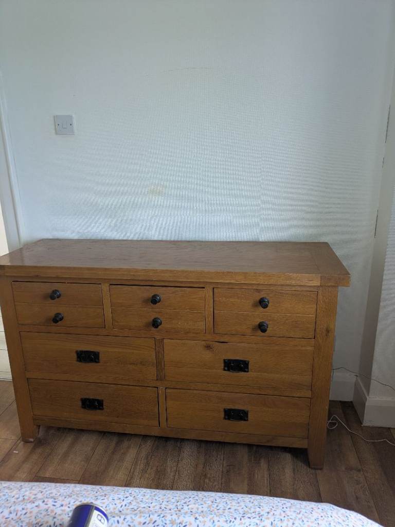 Solid oak chest of drawers 