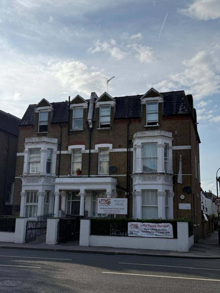 DSS FULHAM RD S.C.1 BED FLAT10 MIN WALK TUBE&RIVER THAMES OK COUPLES OR SINGLE PARENT&CHILD