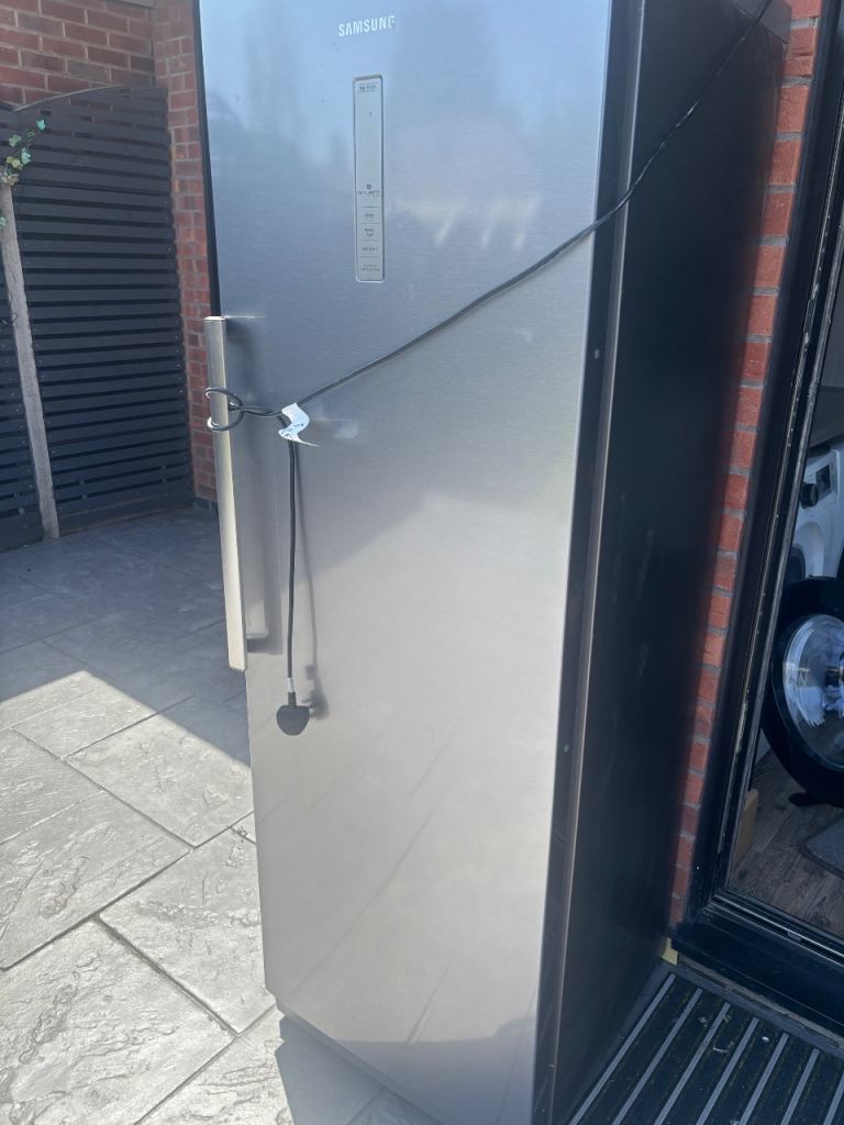 Samsung Silver Tall Fridge – SPARES OR REPAIRS
