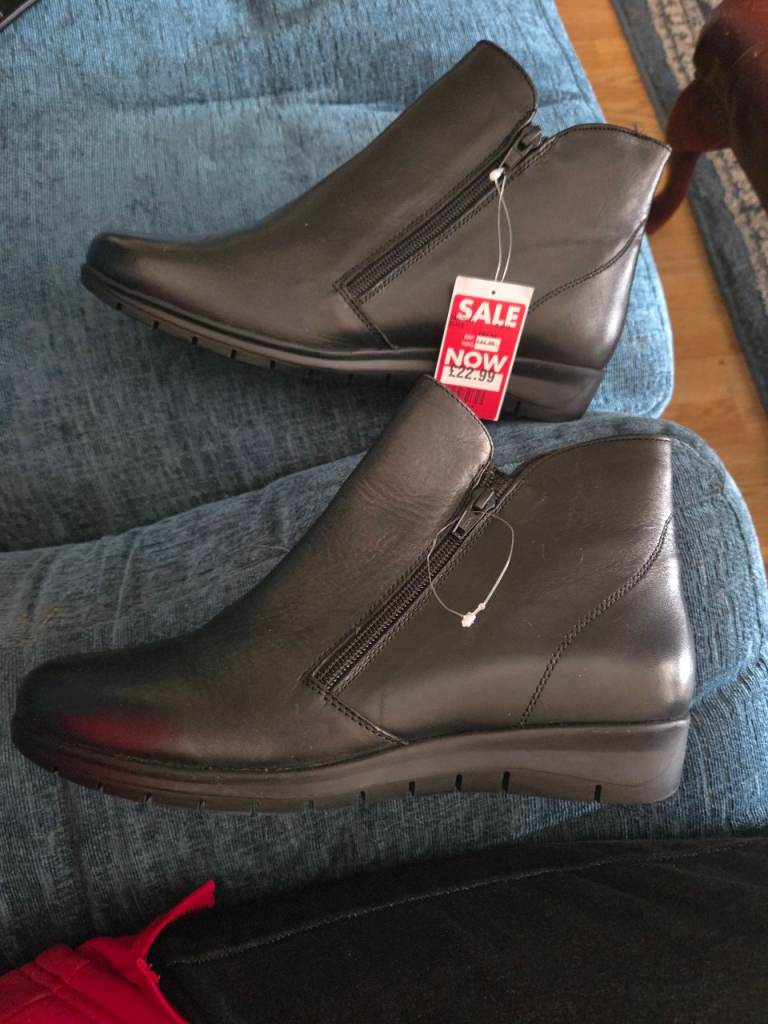 Ladys size 8 new boots 