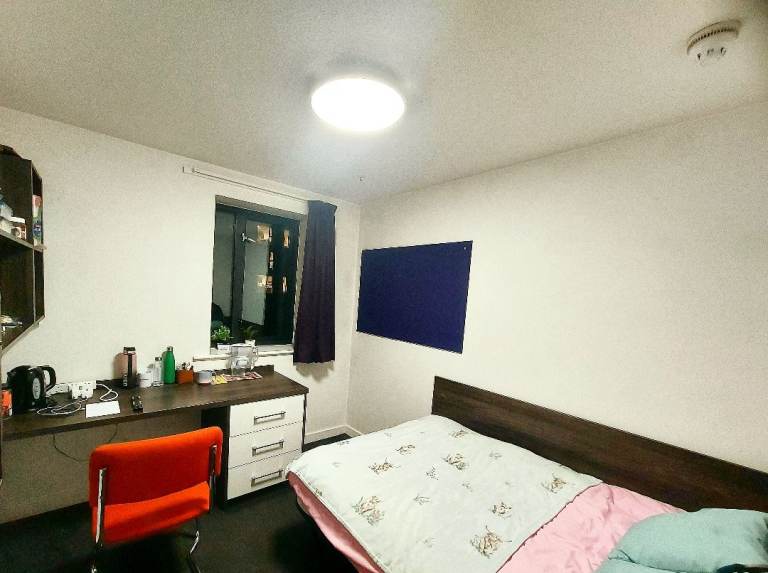 Modern Ensuite Room Available Immediately