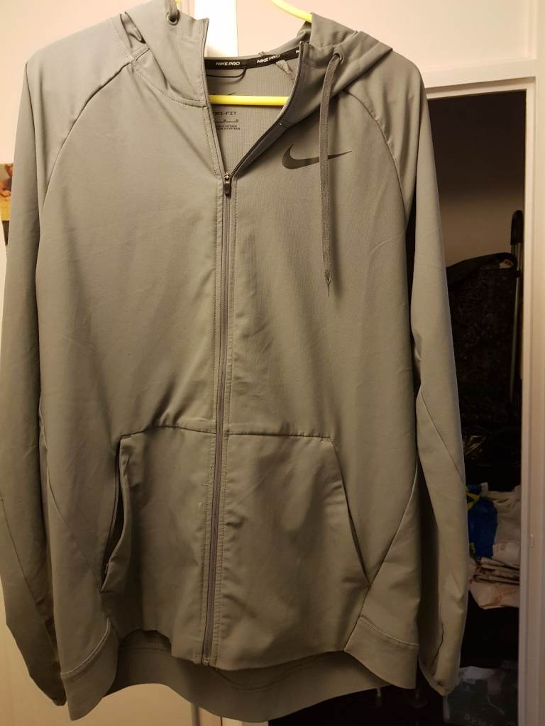 Mens Nike jacket size M.