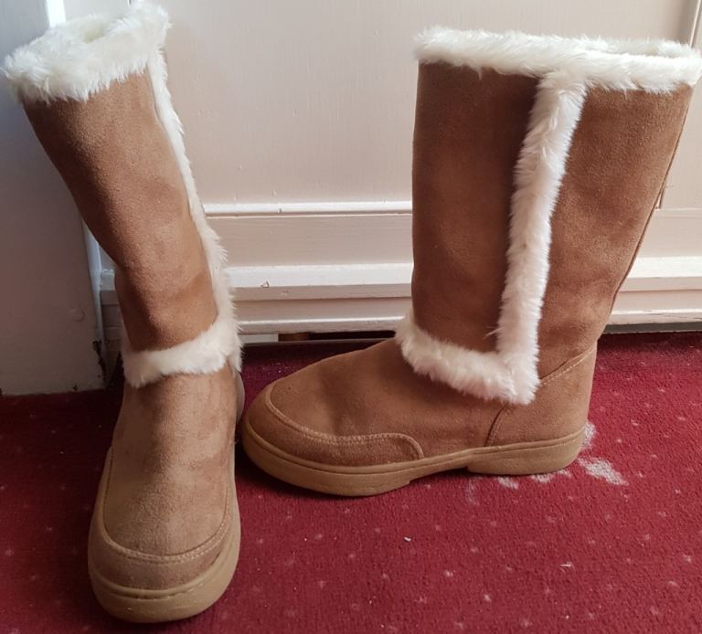 Brand New Cream warm boots size 5