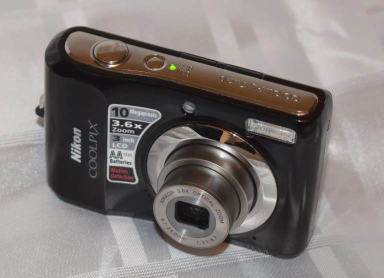 Nikon Coolpix L20 - digital camera - CCD Sensor - 2 x AA batteries