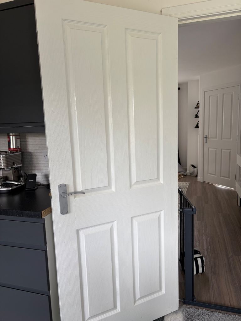 4x Internal White Doors with Handle – Good Condition