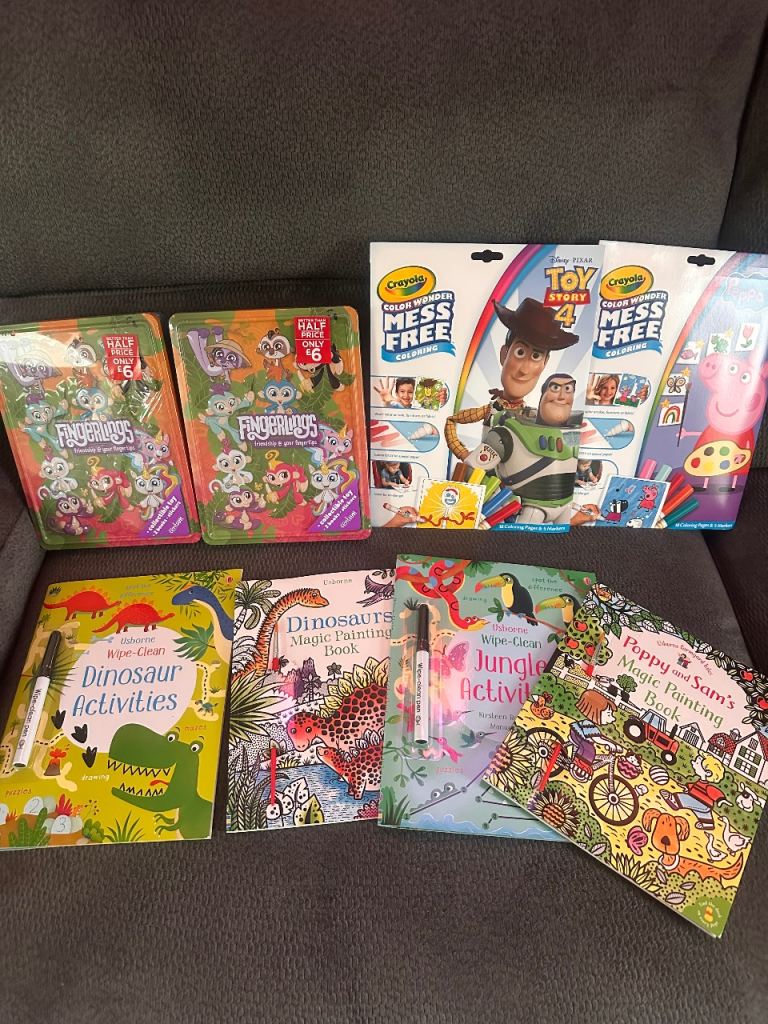 Colouring books & fingerlings 