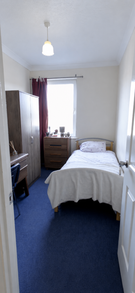 Room available for student only £400pm