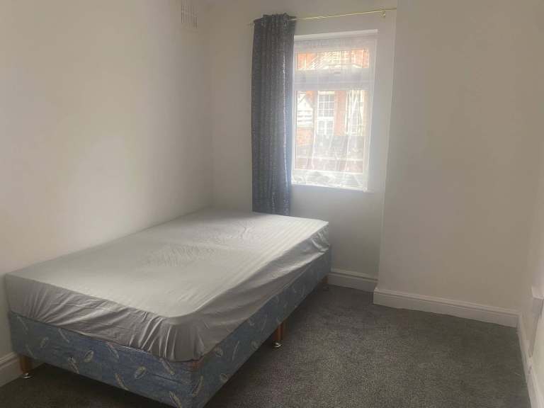 CLEAN SINGLE ROOM TO LET IN SHARE HOUSE IN LEICESTER LE3
