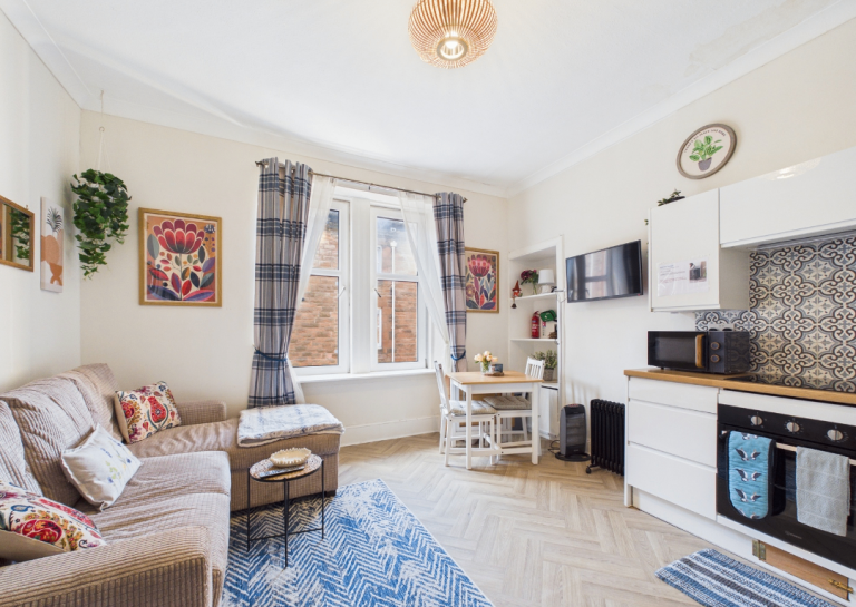 One Bedroom Second Floor Flat - MAX 1 YEAR RENT