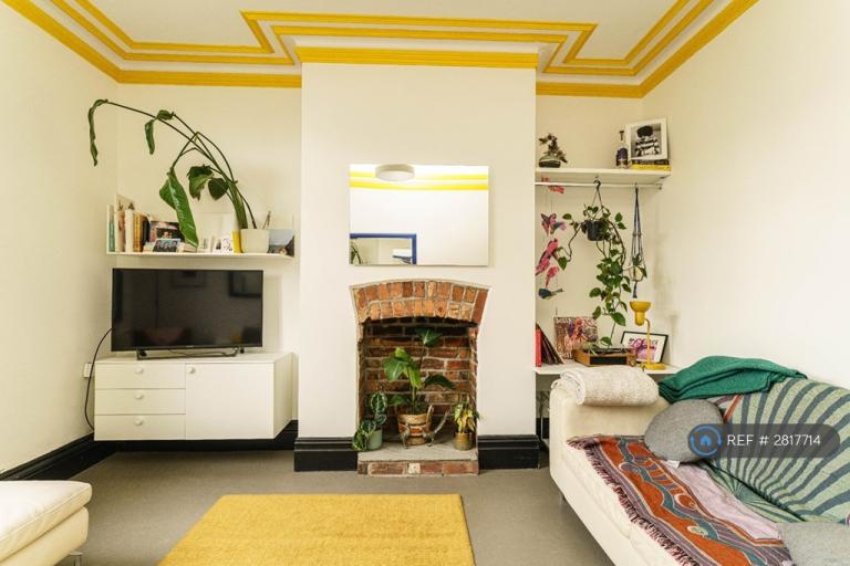 2 bedroom flat in Manchester Road, Stockport, SK4 (2 bed) (#2817714)