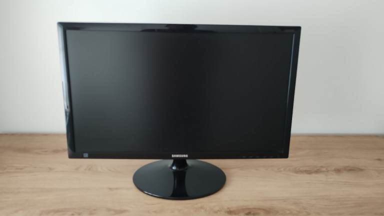 24" Samsung Monitor – Black, Good Condition