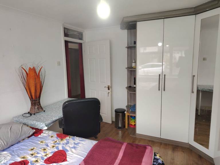 Double room to share in maidenhead bungalows