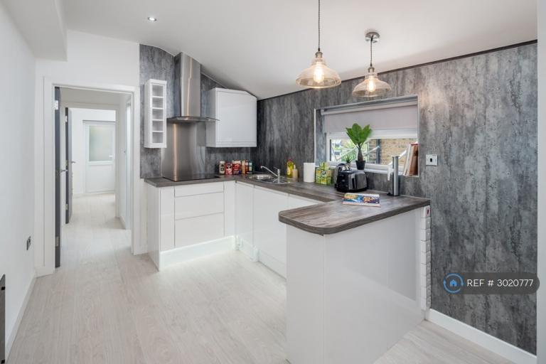 2 bedroom flat in Penrith Road, Southend-On-Sea, N15 (2 bed) (#3020777)