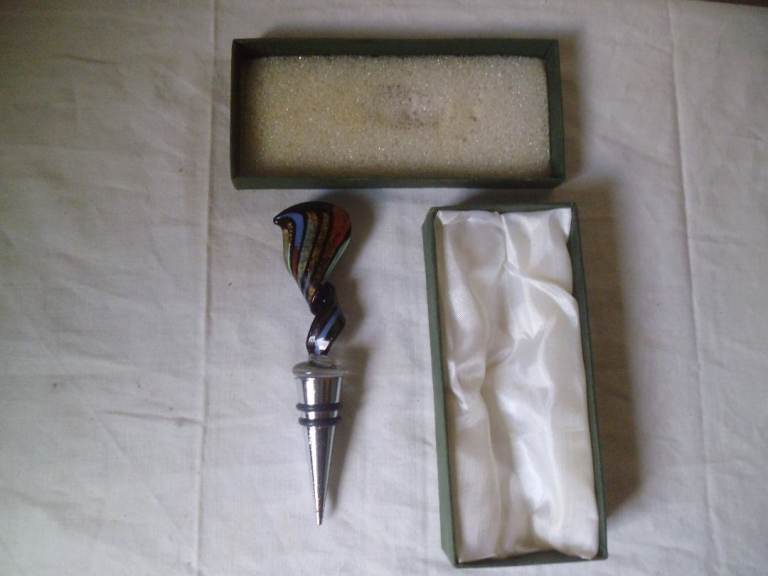 VINTAGE GLASS TOPPED WINE BOTTLE STOPPER