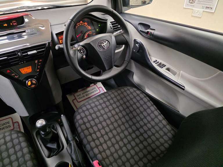 TOYOTA IQ 1.0 VVT-i 2 White Manual Petrol WARRANTY 12 MONTHS MOT