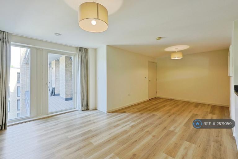 3 bedroom flat in Farm Lane, London, SW6 (3 bed) (#2871059)