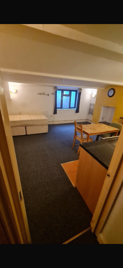 Large studio flat in avonmouth 