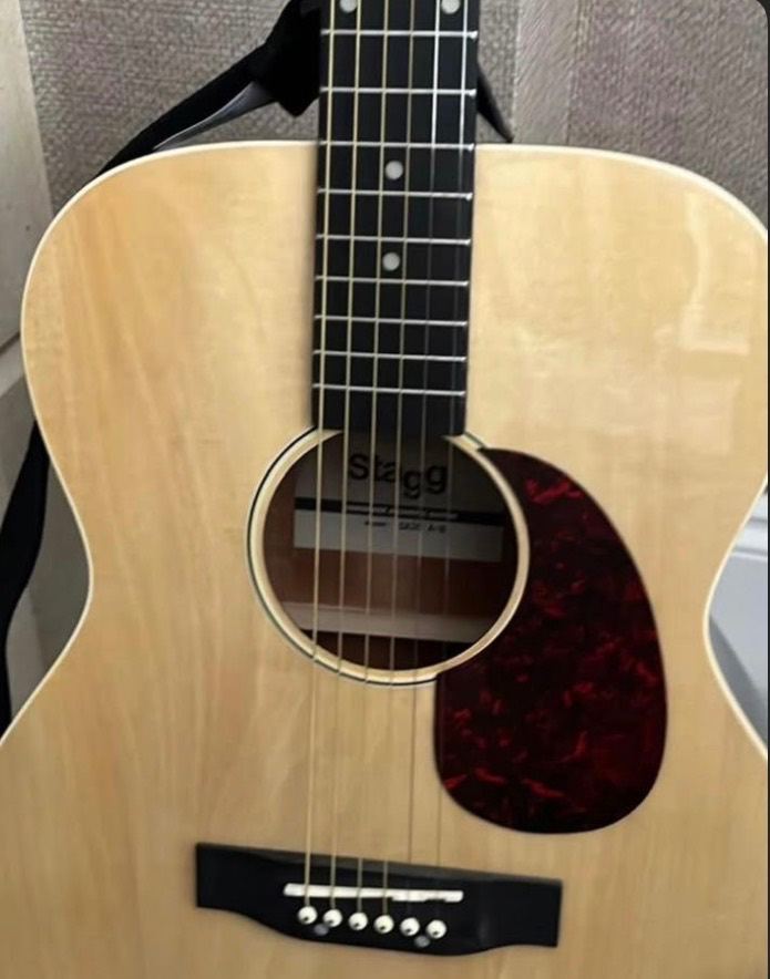 Guitar (Stagg)