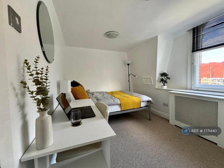3 bedroom flat in Exide House, London, WC2H (3 bed) (#1771440)