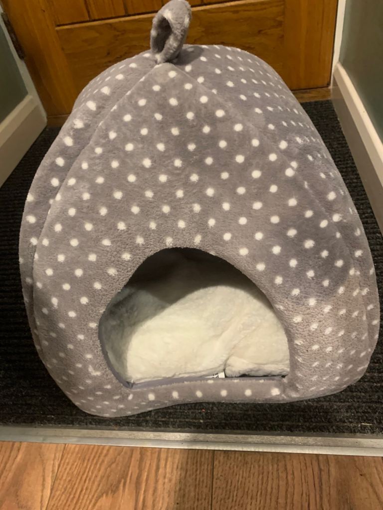 Cat bed as new and toys 