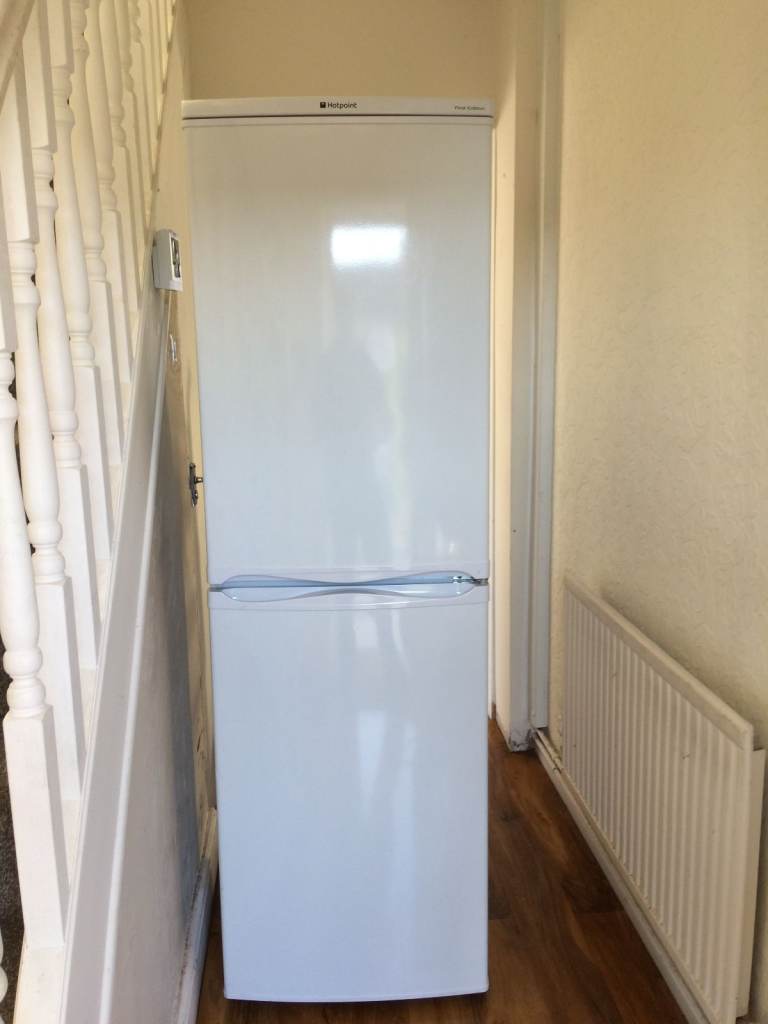 SLIMLINE FROST FREE HOTPOINT FRIDGE FREEZER IN GOOD WORKING CONDITION