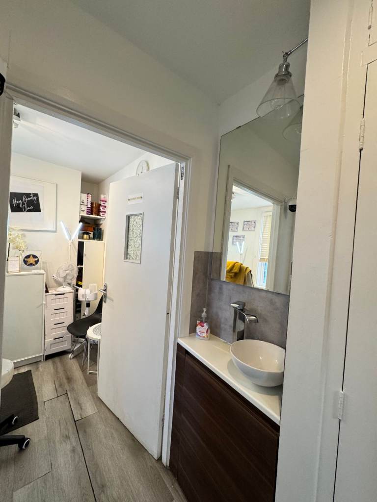 Exquisite space in Shepherds Bush for a private beauty salon or private office.