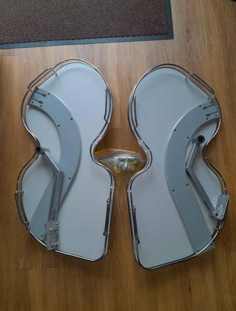 Pull out kidney shaped courner shelves