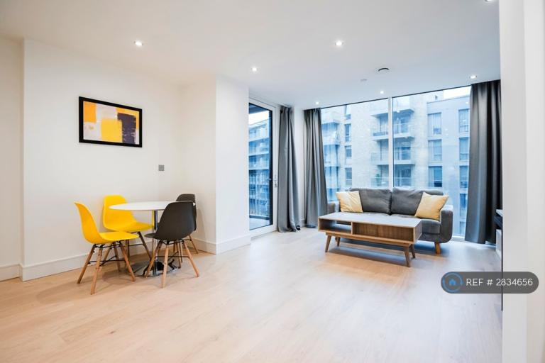 2 bedroom flat in Croxley Court, West Drayton, UB7 (2 bed) (#2834656)