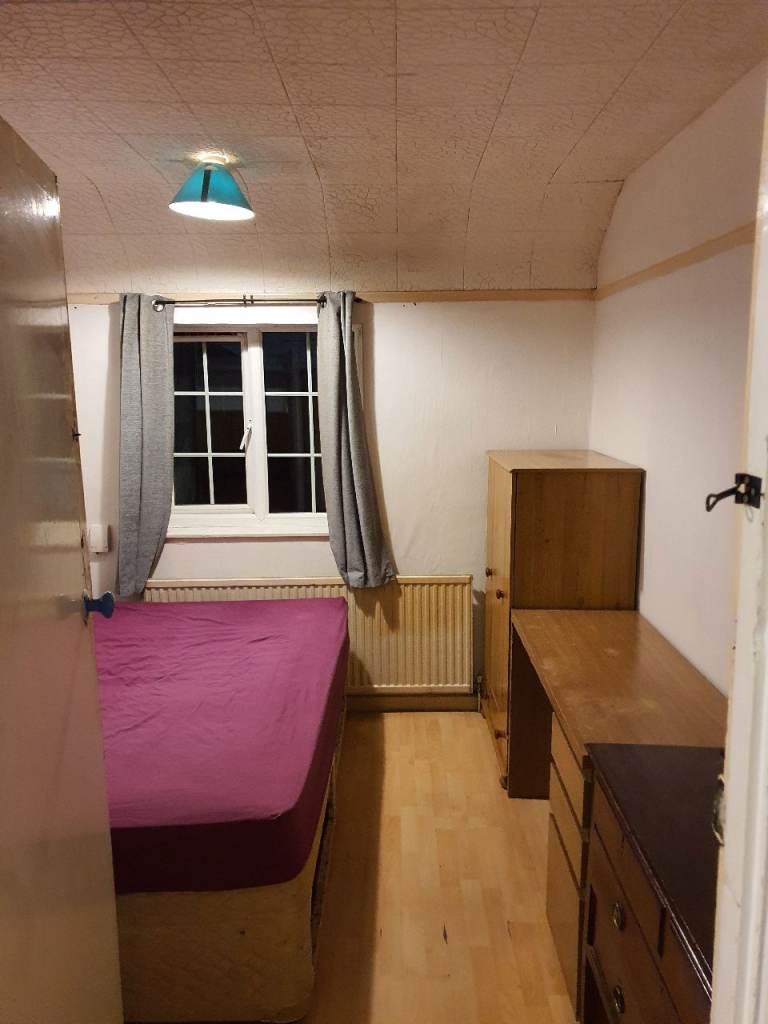 Double room (for Single person including bills & Wifi) - SL1 3ER area