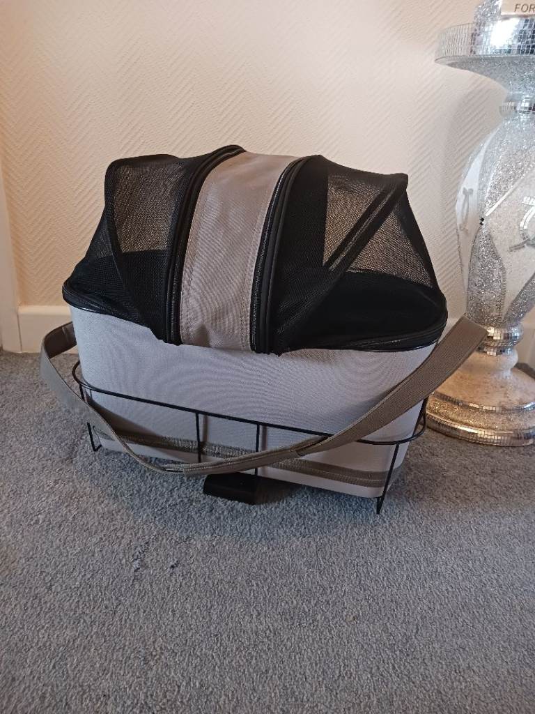 Dog/pet carrier