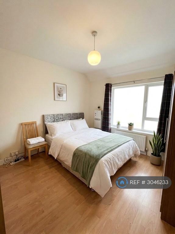 1 bedroom flat in Almorah Road, Hounslow, TW5 (1 bed) (#3046233)